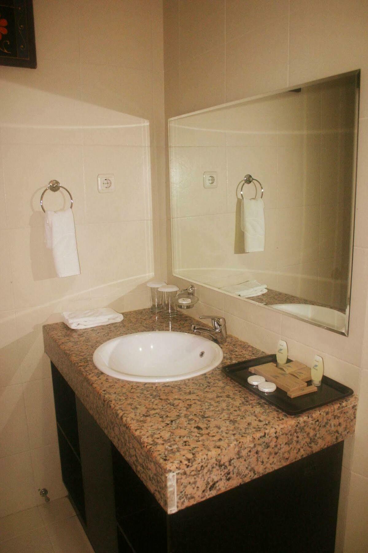 Royal Mamberamo Hotel Sorong Ngoại thất bức ảnh